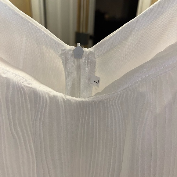 White off the shoulders flowing dress, - Picture 2 of 4